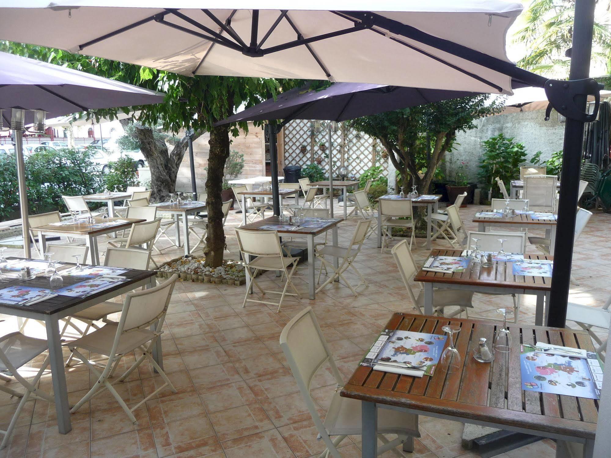Hotel Le Tivoli Vic-en-Bigorre ภายนอก รูปภาพ