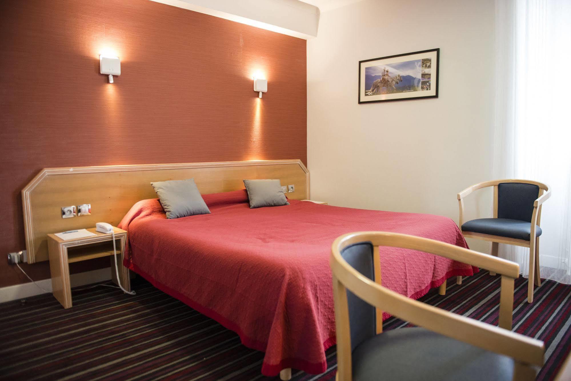 Hotel Le Tivoli Vic-en-Bigorre ภายนอก รูปภาพ